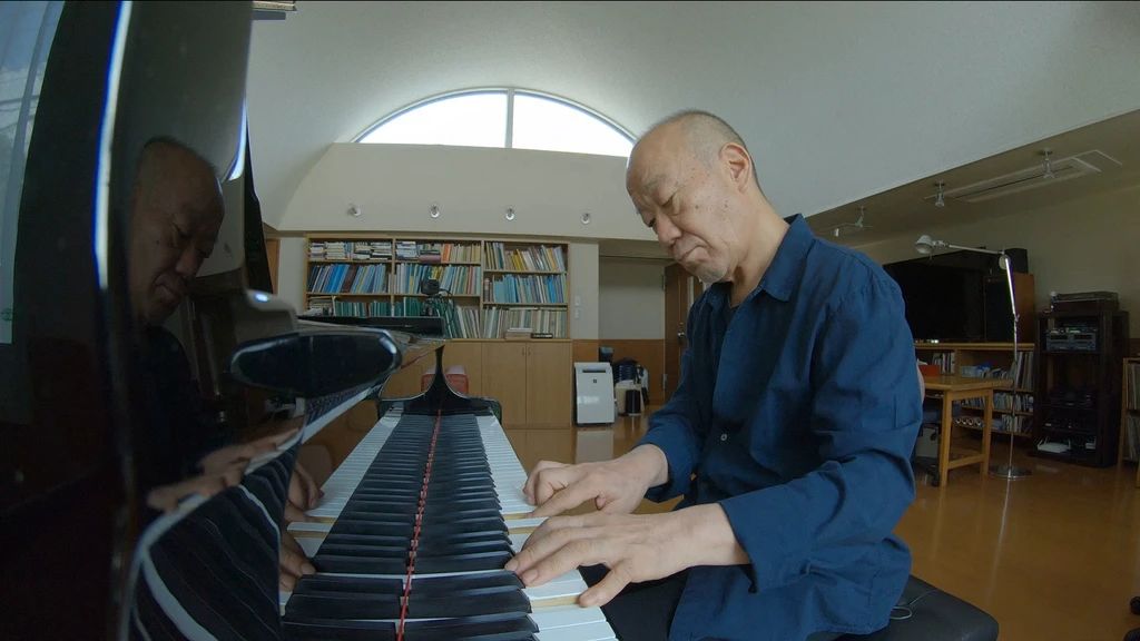 70歲久石讓在家彈鋼琴，前奏一響，記憶里的夏天也回來了_慧禾國際藝術教育