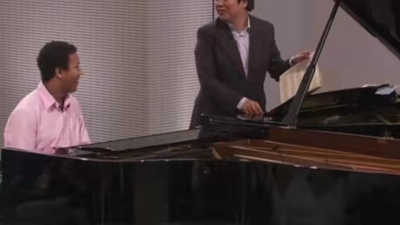 郎朗：學鋼琴，手型和坐姿決定成敗！_慧禾國際藝術教育